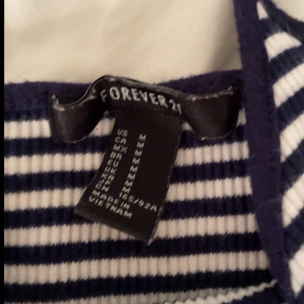 crop top - Picture 2 of 3